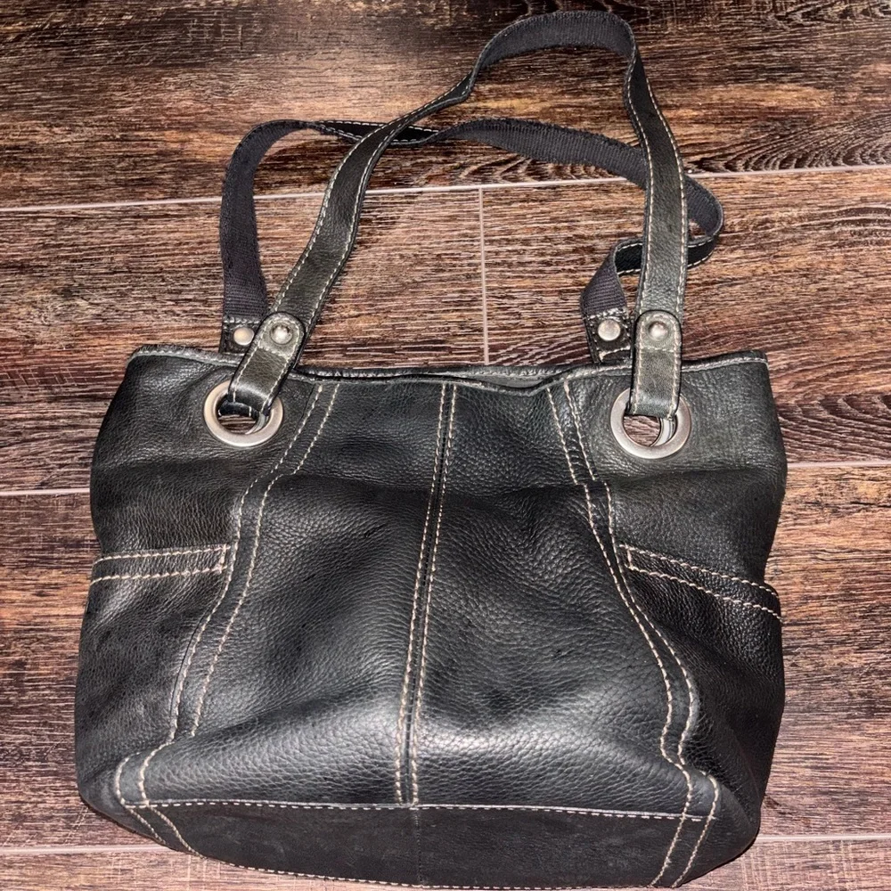 Classic Black Leather Shoulder bag with Contrast Stitching